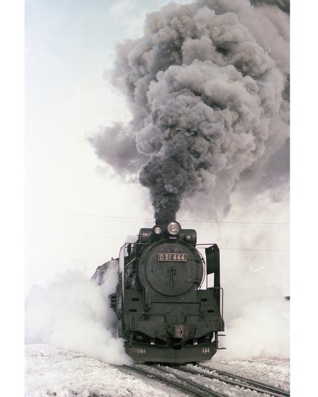 凍つる空 震わし黒き 息を吐き