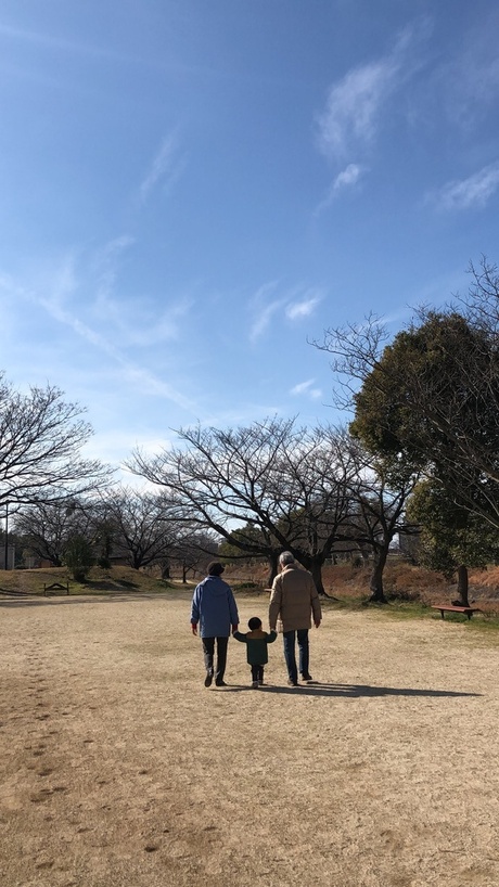 「お手てつないで」